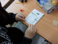 説明書を見ながら組み立て