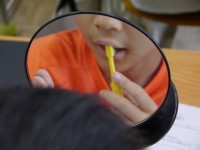 歯みがきの練習中