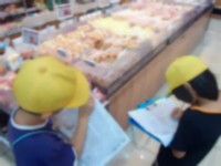 店内を見学する様子