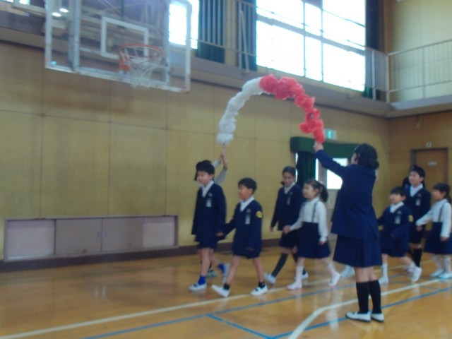 ６年生と手をつないで入場