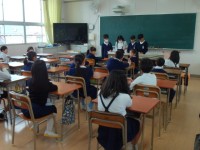 「教室で同じ班のメンバーの確認」