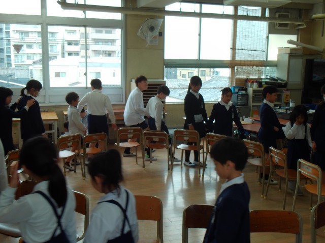 「たてわり班遊び　いす取りゲーム」