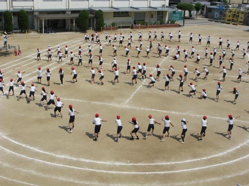 運動場では豪快に（5年生）