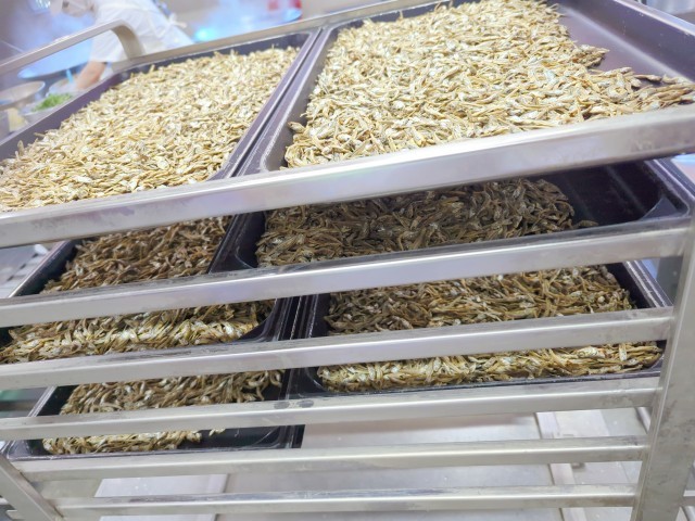 ごまめを焼き物機で焼いている様子