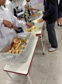 ８年生の配膳の様子