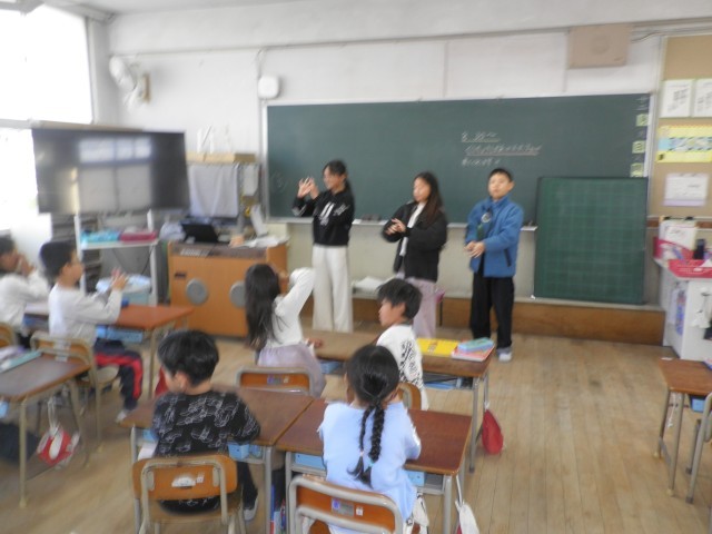 教室で手話を教える様子１