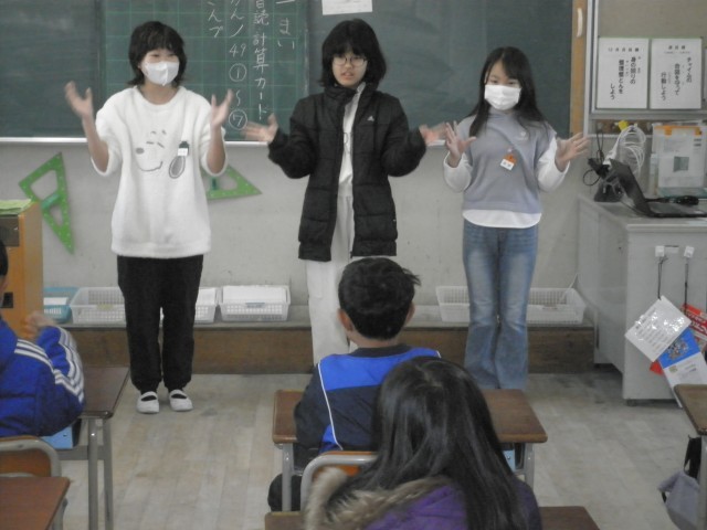 教室で手話を教える様子２