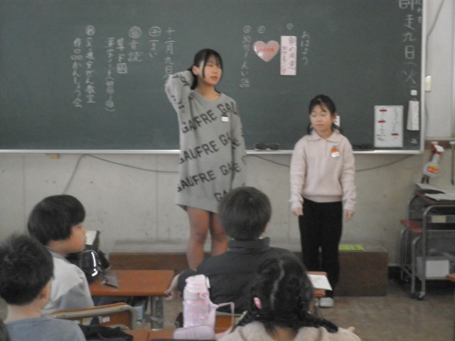 教室で手話を教える様子３