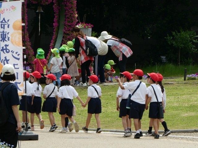 学年ごとに出発です