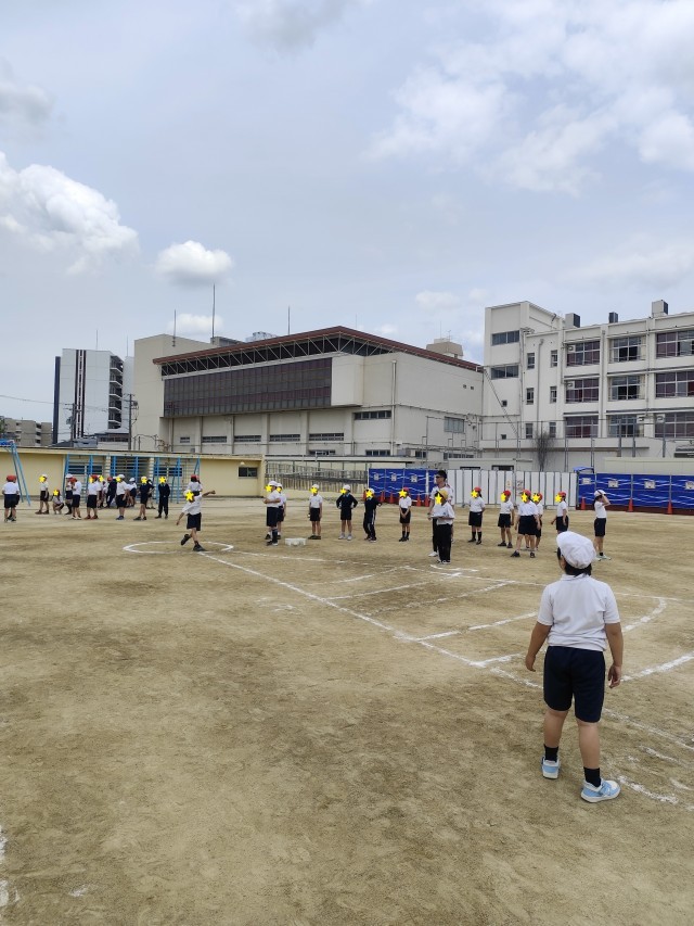 ４年生　ソフトボール投げ