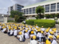 校門前で話を聞く児童たち