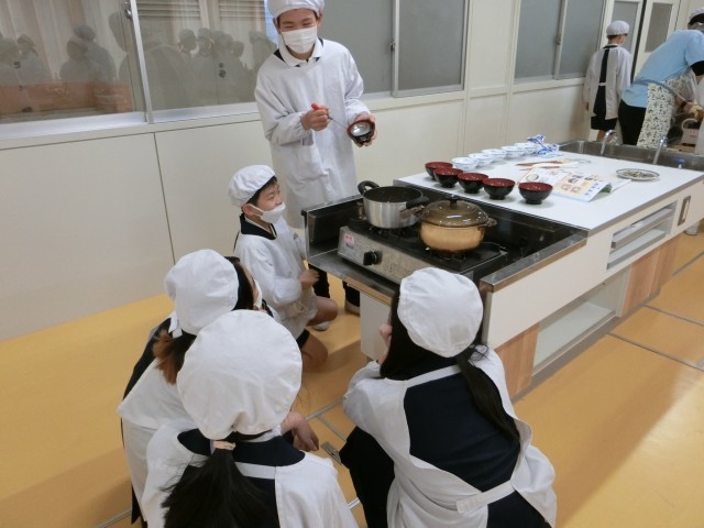 炊飯の様子を見ています