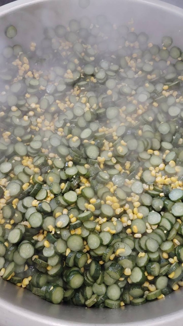 きゅうりとコーンのサラダ