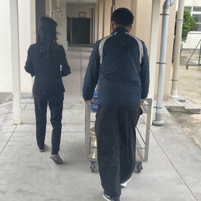 検食を運ぶ校長先生と高山先生