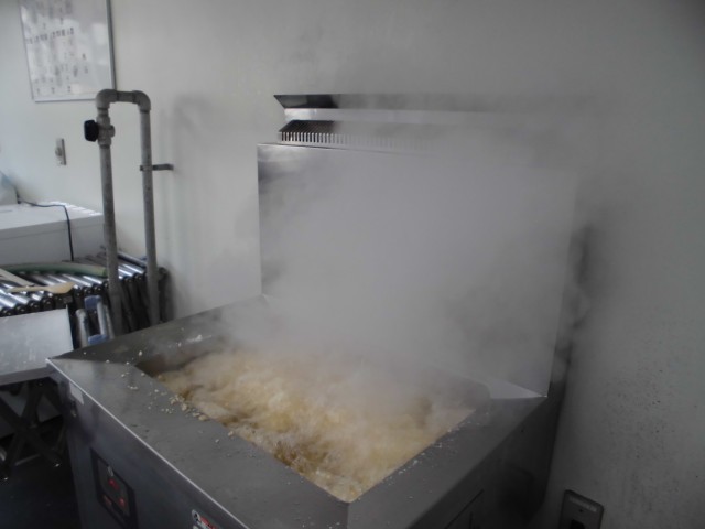 鶏肉のからあげを調理している様子