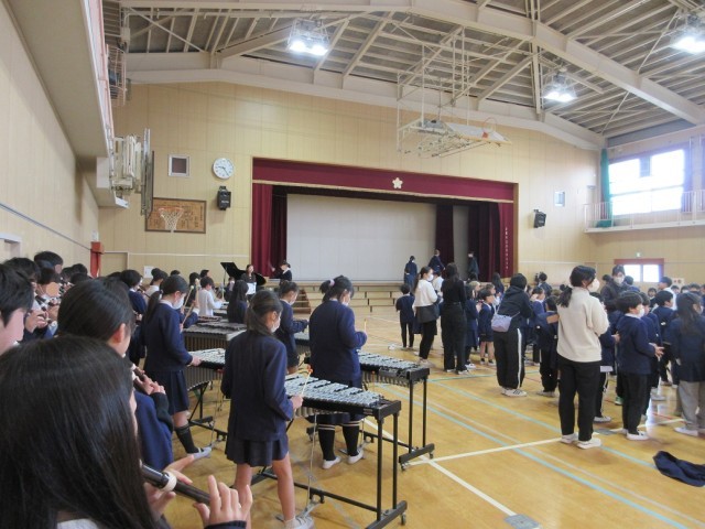 ５年生の合奏に合わせて入場
