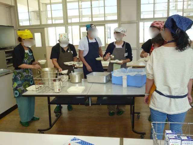 給食の準備中