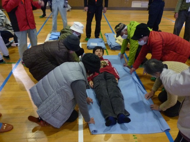 負傷者の搬送訓練