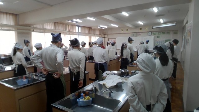 先生の説明も真剣に聞けています。