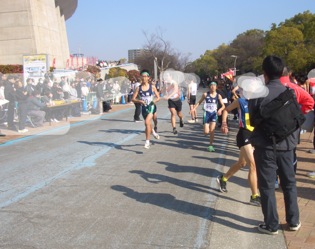 男子4区から5区の襷渡し