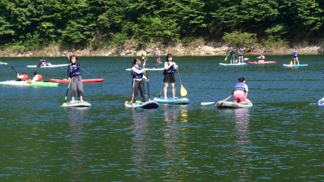 自然に囲まれた湖でSUP!