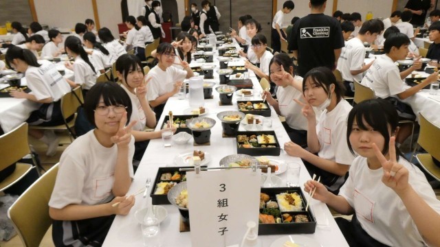 デザートはケーキとアイス食べ放題！