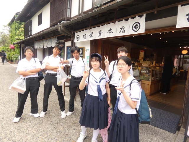 名店前で記念撮影！