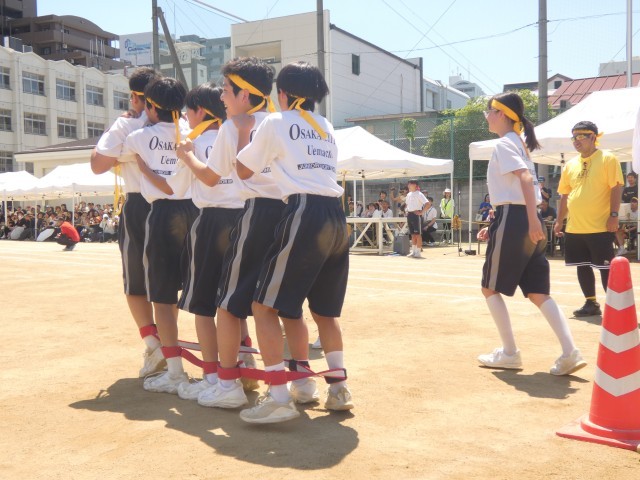１年学年種目「むかで競争」