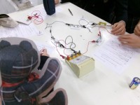 直列回路をつくってるんだね