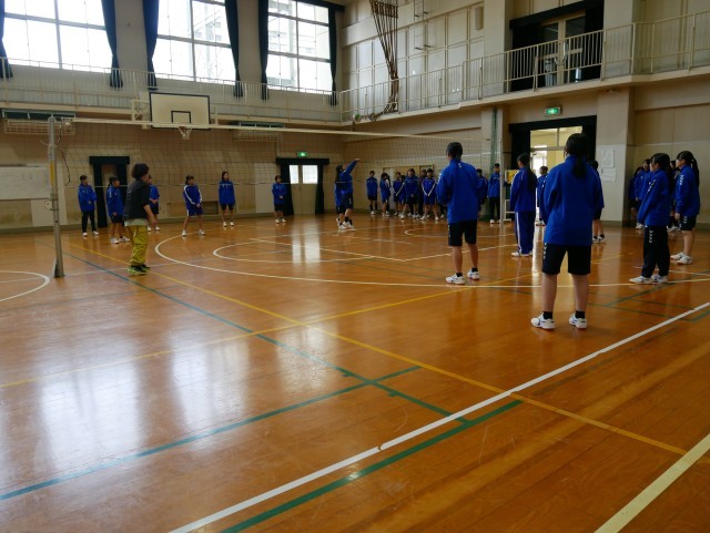 バレーのようす女子