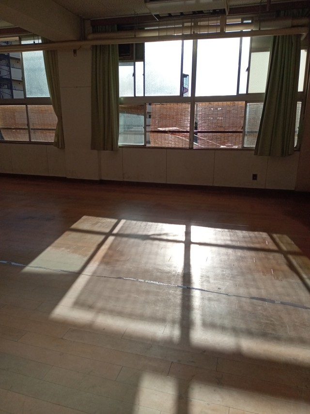 ワックスがけ途中の床