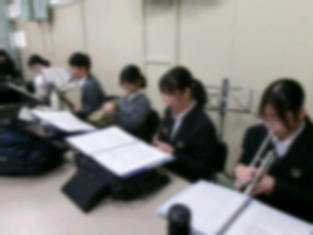 合奏前に最終確認をする様子