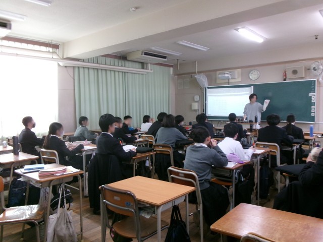 職業講話の説明を聞く様子