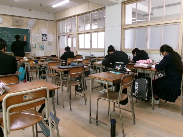 昼休みの教室の様子