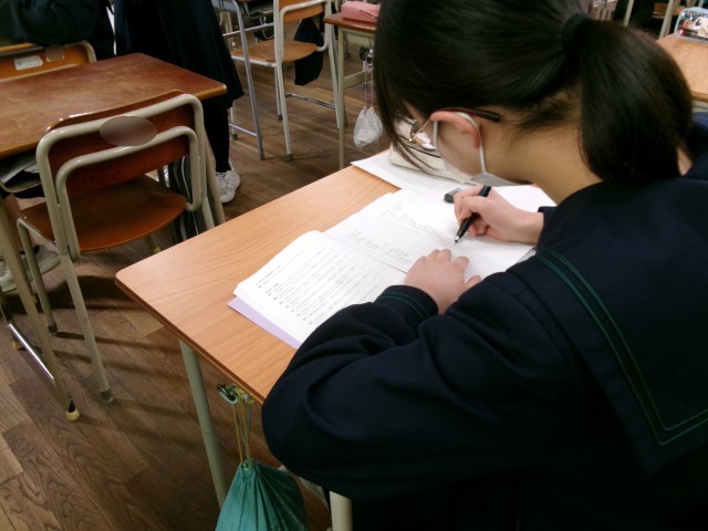 勉強に向かう生徒の様子