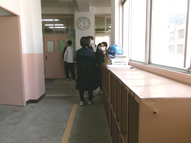 廊下で談笑する生徒の様子