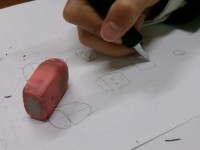 生徒がイラストの練習する様子