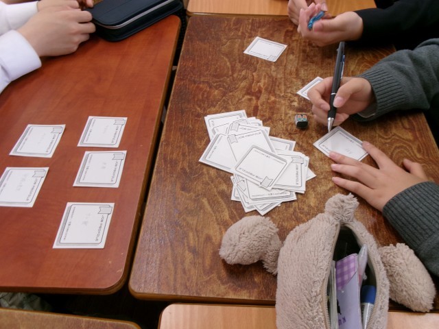 職業をカードに書き出していく様子