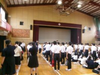 委員長が整列を呼び掛けています