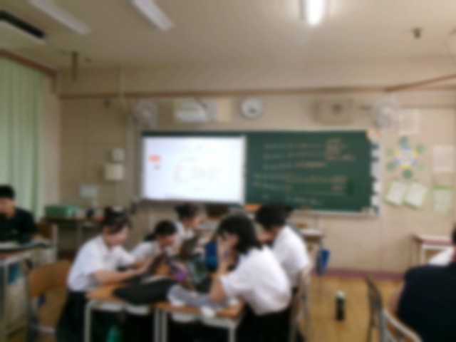 スライドをつくりながら話し合う様子