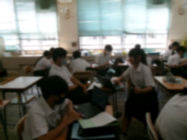 スライドをつくりながら話し合う様子