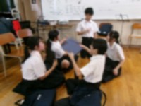 お互いを仰ぐ様子