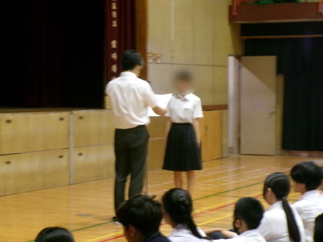 卓球部賞状伝達の様子
