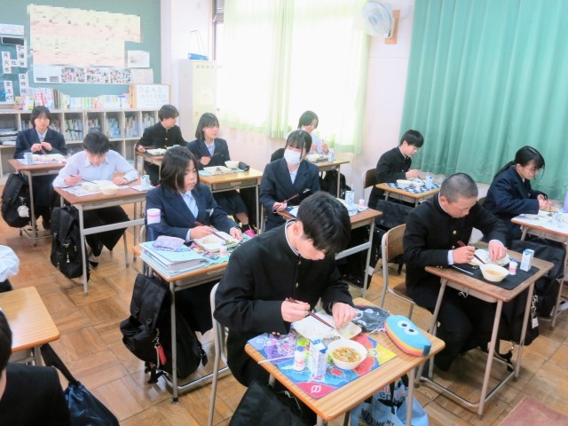 生徒の喫食の様子