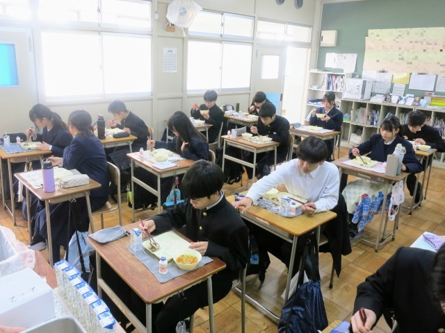 生徒の喫食の様子