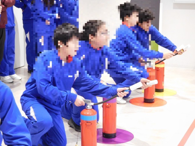消火器を構える生徒