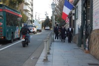 神戸の街を歩く生徒