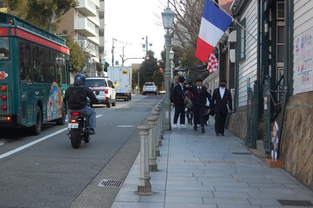 神戸の街を歩く生徒