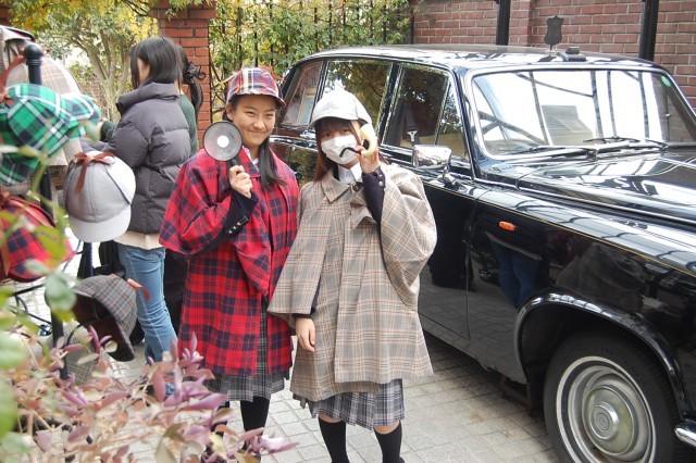 探偵の姿をする生徒