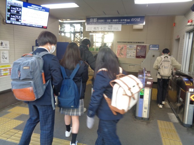 改札に向かう９年生